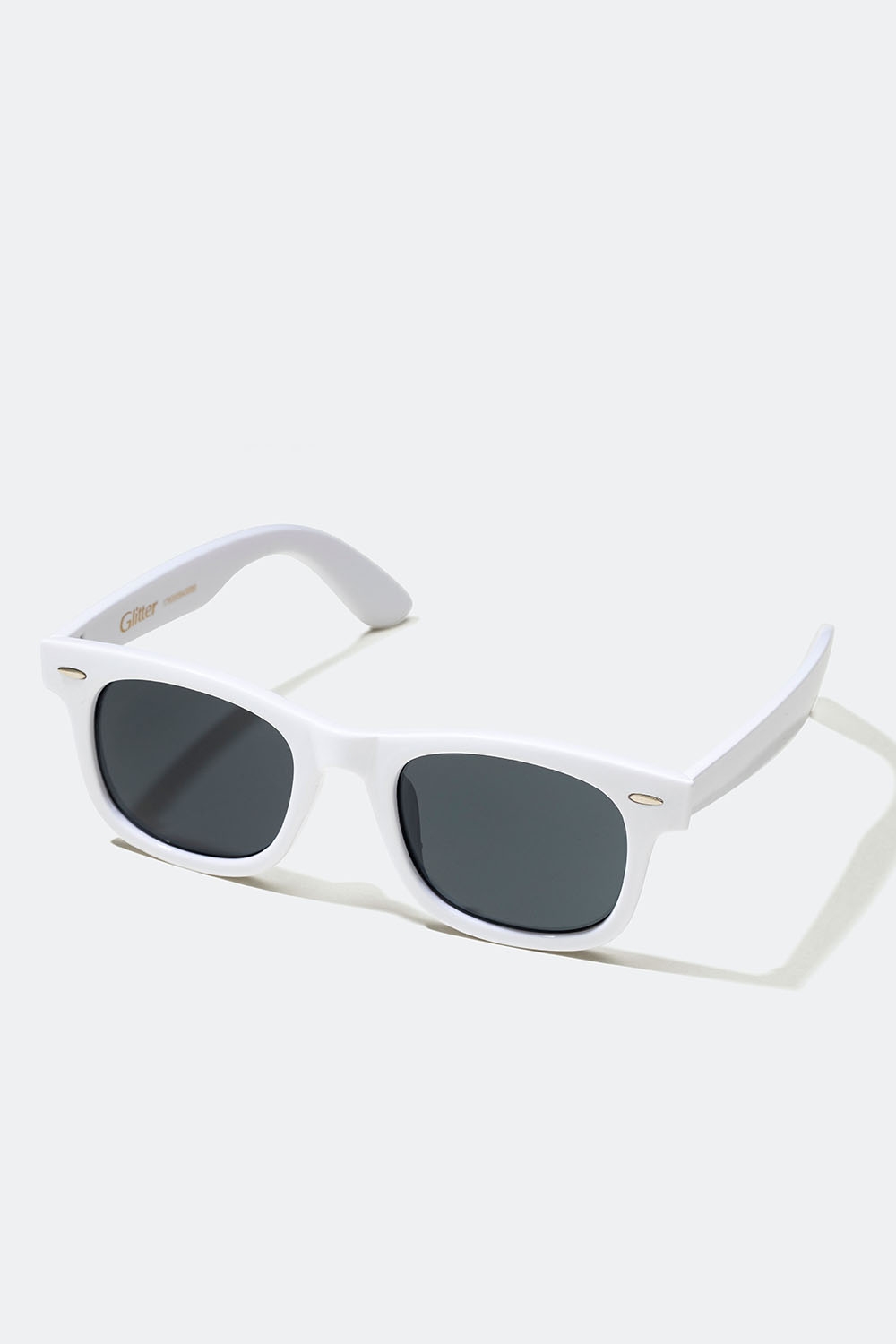 Hvite solbriller med metalldetalj i gruppen Accessories / Solbriller hos Glitter (176000943000)