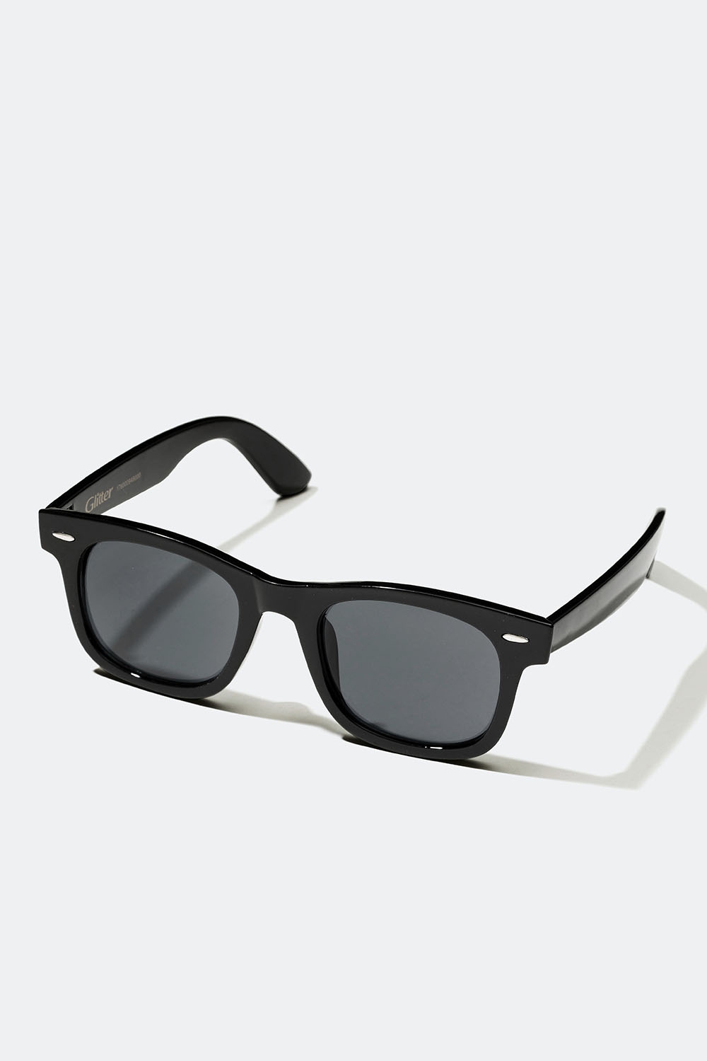 Svarte solbriller med metalldetalj i gruppen Accessories / Solbriller hos Glitter (176000949000)