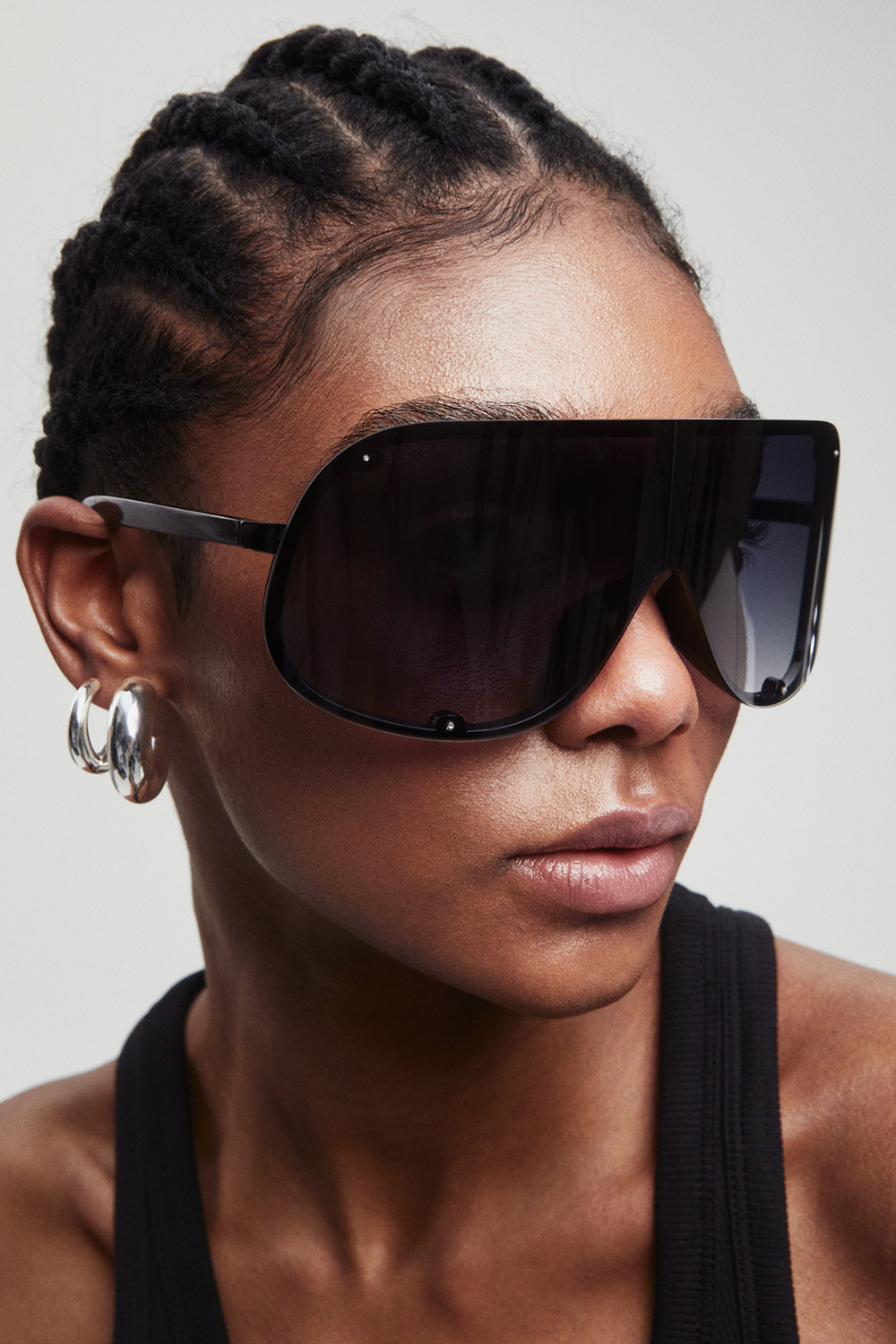 Svarte, overdimensjonert solbriller med wraparound-design i gruppen Accessories / Solbriller hos Glitter (176000959000)