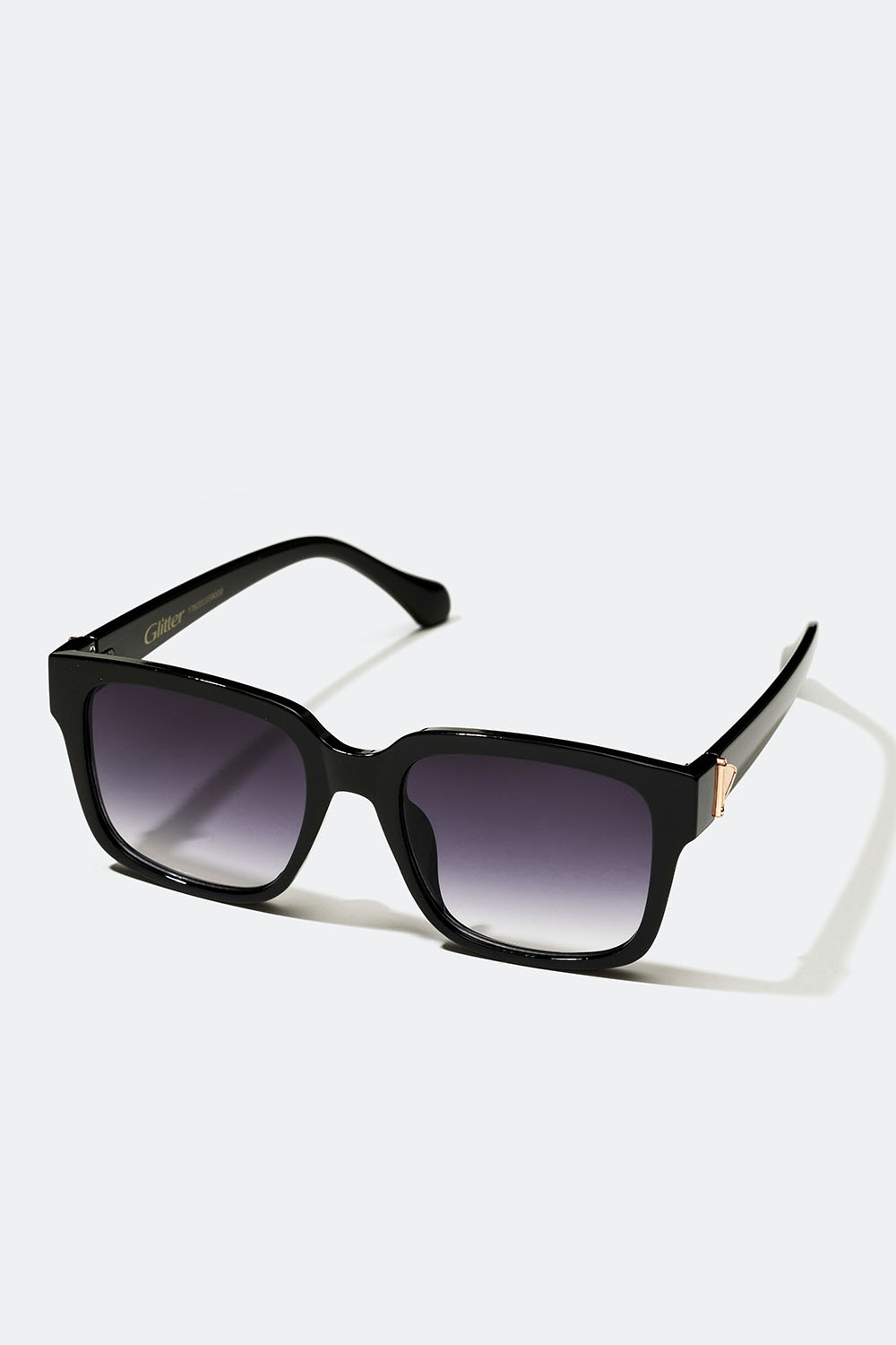 Svarte solbriller i rektangulær design med metalldetalj i gruppen Accessories / Solbriller hos Glitter (176000969000)