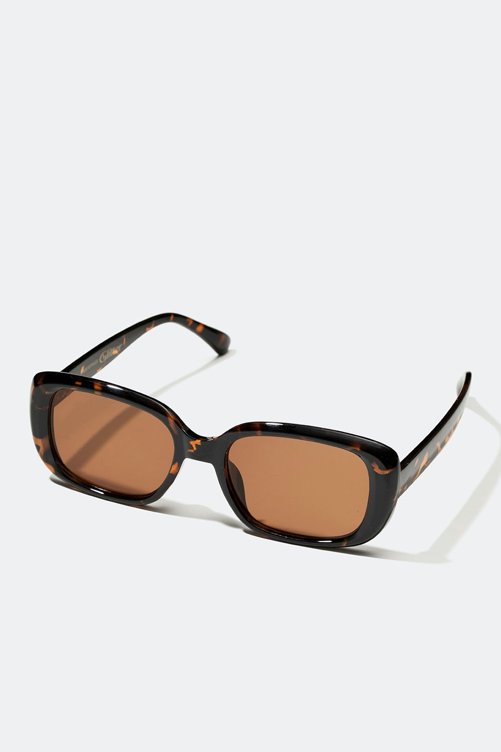 Brune solbriller med rektangulær innfatning i gruppen Accessories / Solbriller hos Glitter (176001078400)