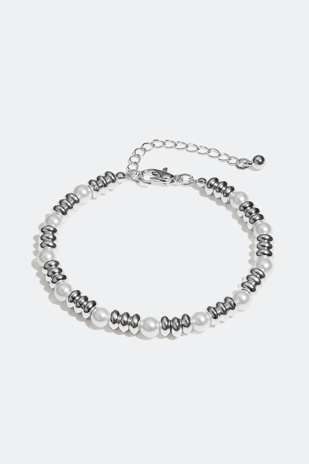 Armbånd med sølvfargede og hvite perler i gruppen Smykker / Armbånd / Tynne hos Glitter (251000911001)