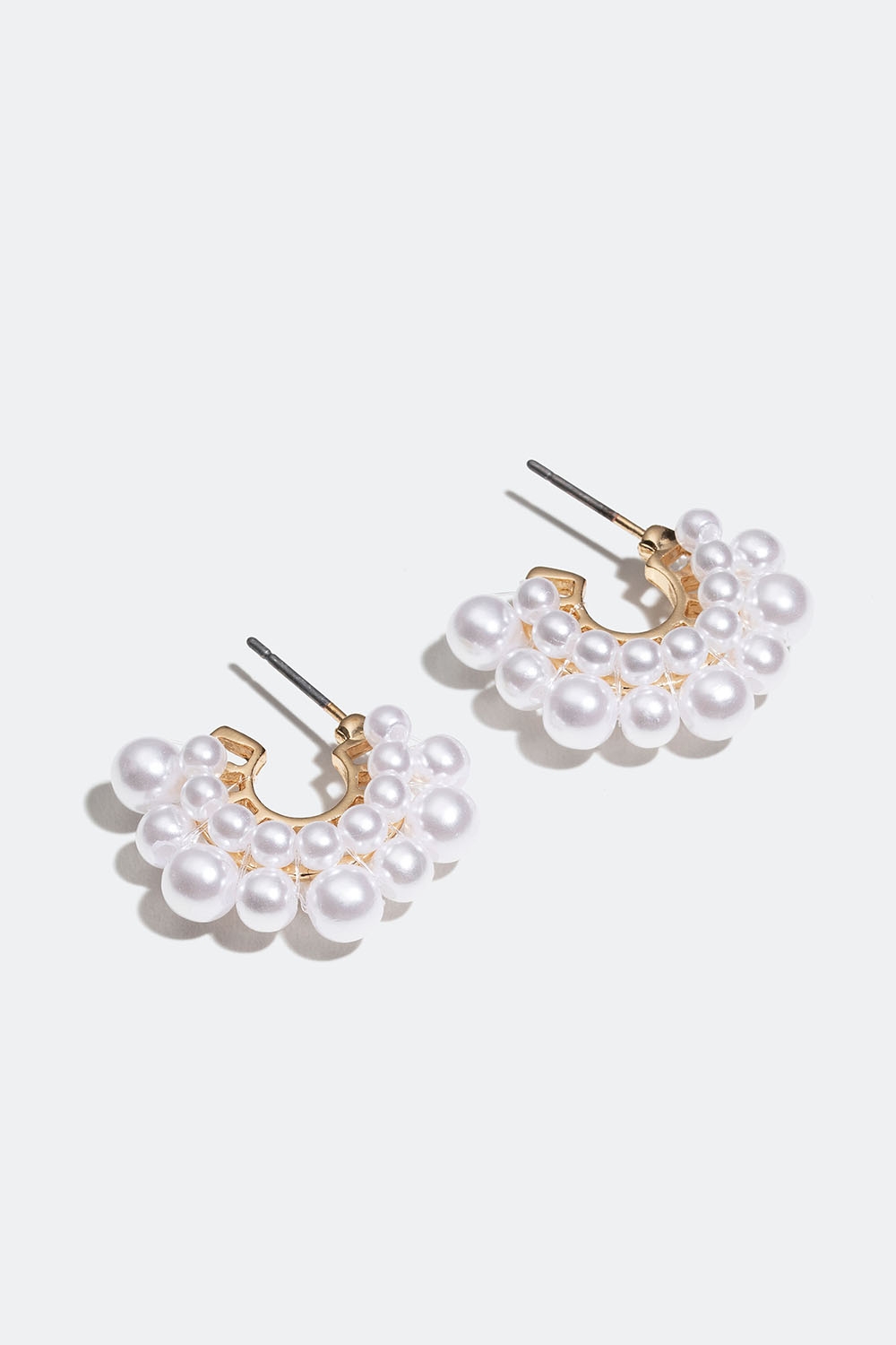 Små øreringer med hvite perler i forskjellige størrelser i gruppen Smykker / Øredobber / Øreringer hos Glitter (253006033002)