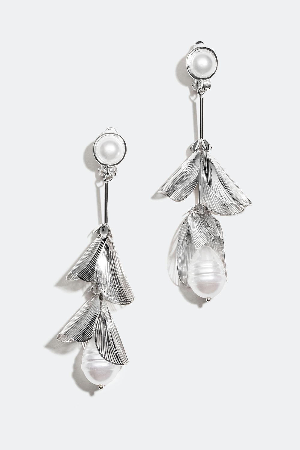 Sølvfargede klipsøredobber med perler og bladmotiv i gruppen Smykker / Øredobber / Clips hos Glitter (253006611001)
