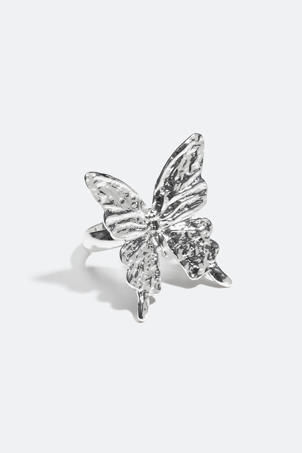Ring med sommerfugl i hamret design i gruppen Smykker / Ringer / Brede hos Glitter (25600098)