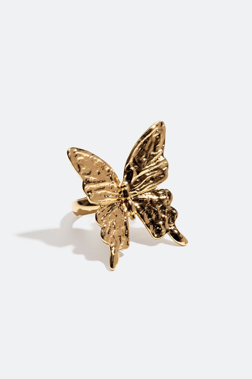 Gullfarget ring med sommerfugl i hamret design i gruppen Smykker / Ringer / Brede hos Glitter (256000982)