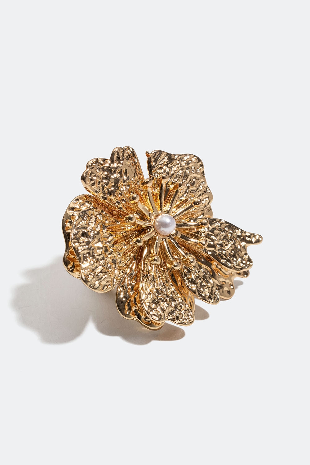 Gullfarget ring med stor blomst og perledetalj i gruppen Smykker / Ringer / Brede hos Glitter (256001012)