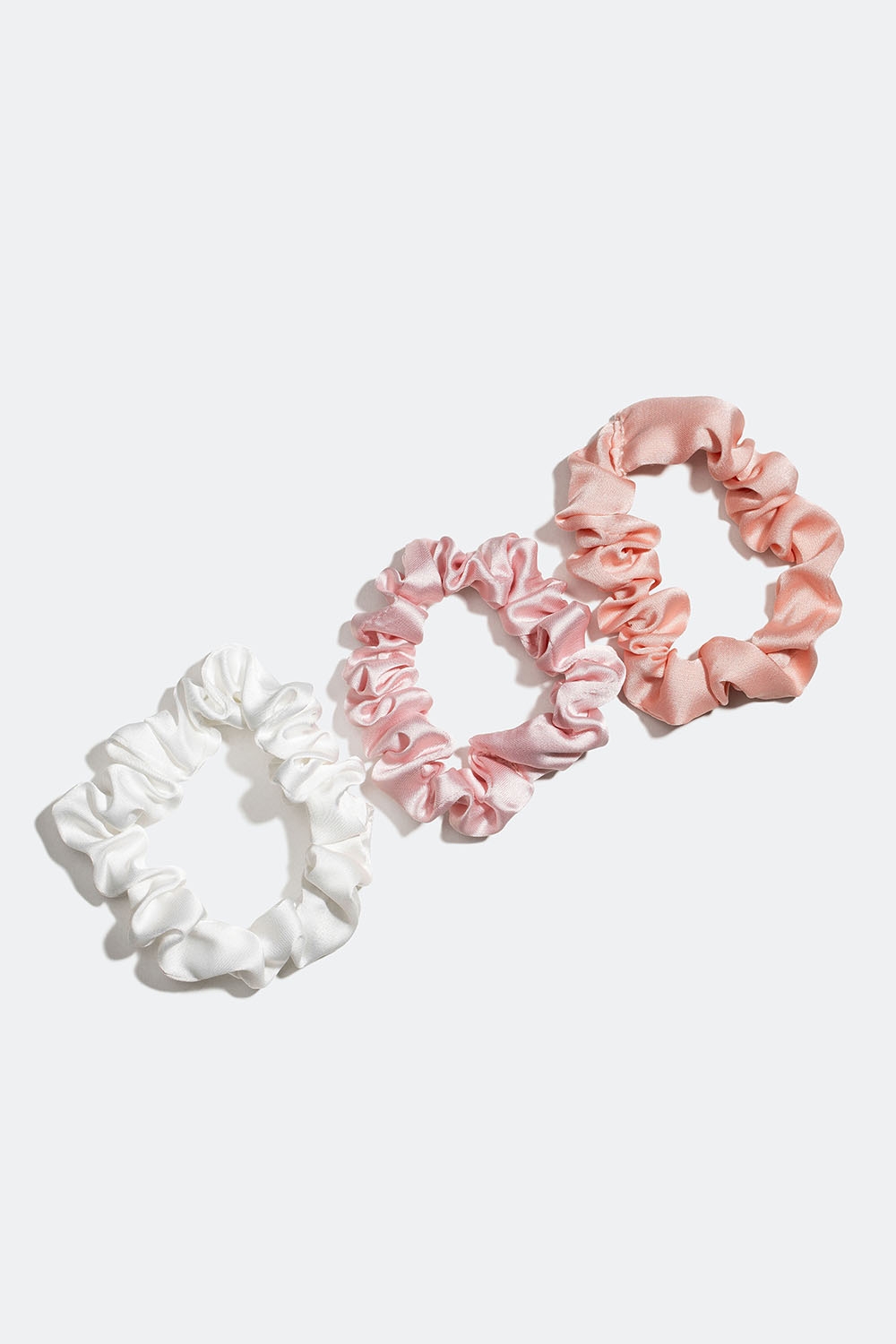 Rosa og hvit miks av skinnende scrunchies, 3-pakning i gruppen Håraccessories / Scrunchies / Flerpakning hos Glitter (332000675400)