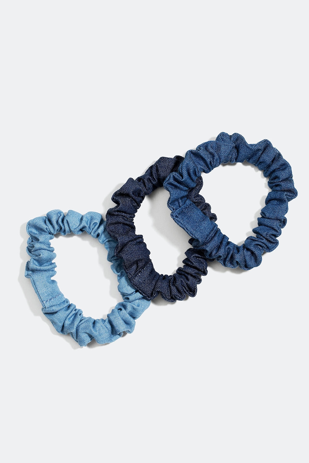 Scrunchies i blå denim, 3-pakning i gruppen Håraccessories / Scrunchies / Flerpakning hos Glitter (332000677200)