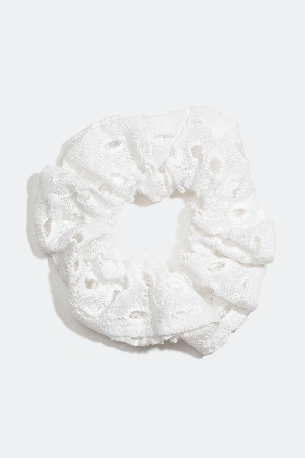 Hvit scrunchie med brodert mønster i gruppen Håraccessories / Scrunchies hos Glitter (332000773000)