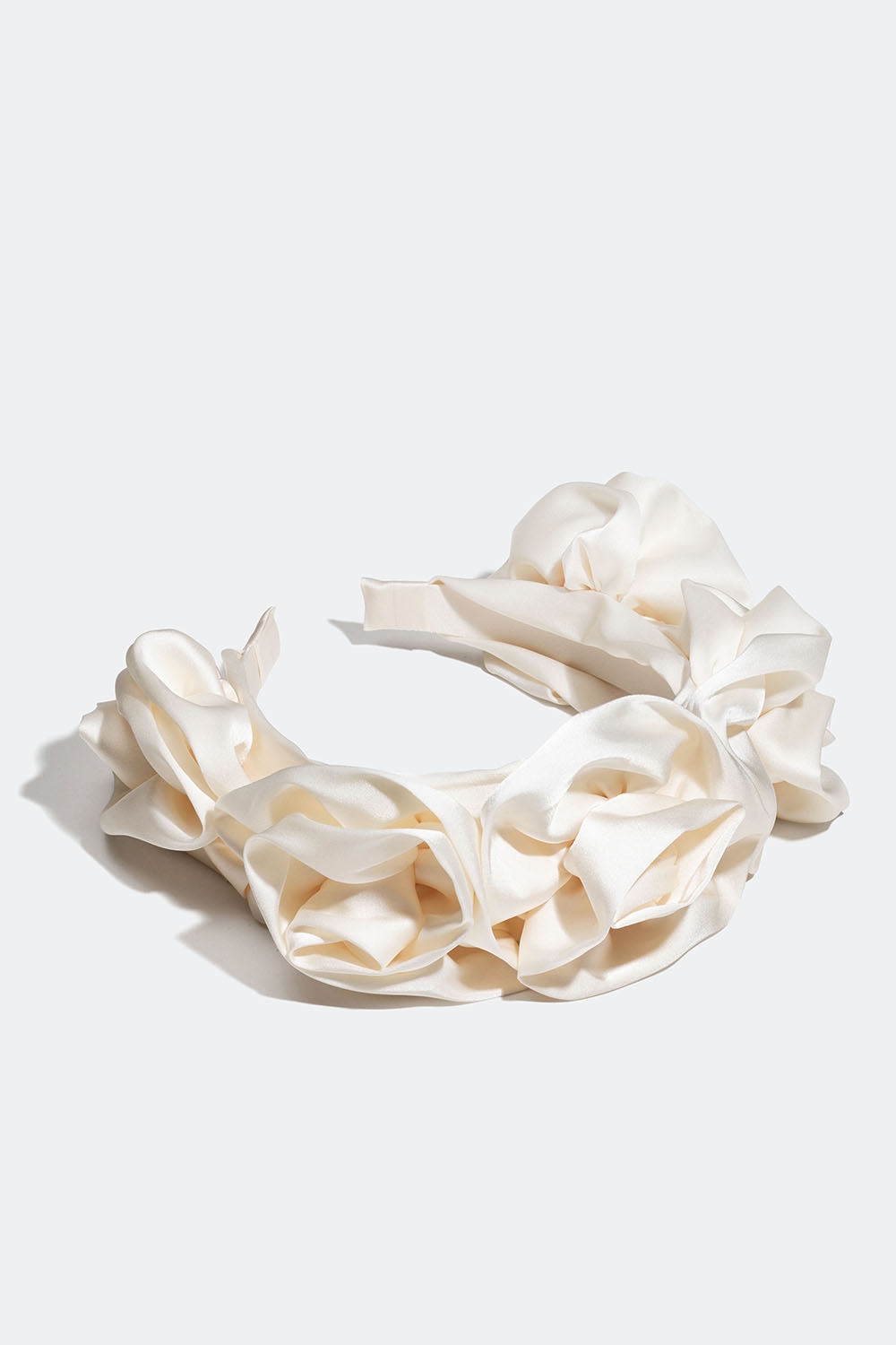 Hvitt diadem i silkeimitasjon med blomster i gruppen Håraccessories / Hårbøyler / Brede hos Glitter (336000663100)