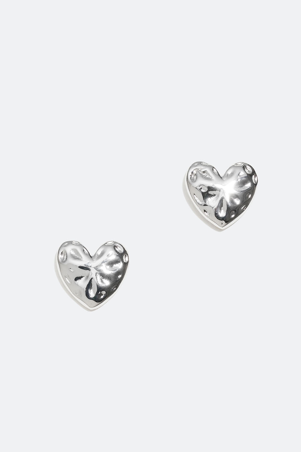 Stiftøredobb i ekte sølv med hjerter i hamret design i gruppen Ekte sølv / Sølvøredobber / Studs i ekte sølv hos Glitter (553003141001)