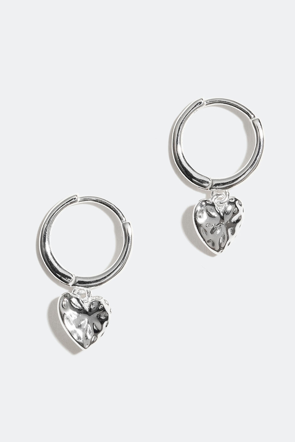 Små øreringer i ekte sølv med hjerter i hamret design i gruppen Ekte sølv / Sølvøredobber / Øreringer i ekte sølv hos Glitter (553003151001)