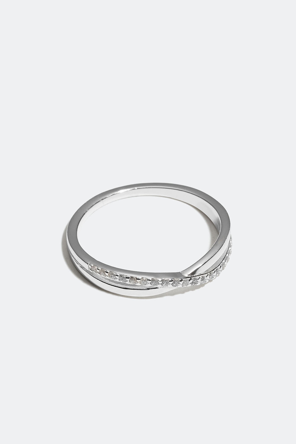 Ring i ekte sølv med krysset design og Cubic Zirconia i gruppen Ekte sølv / Sølvringer / Sølv hos Glitter (55600065)