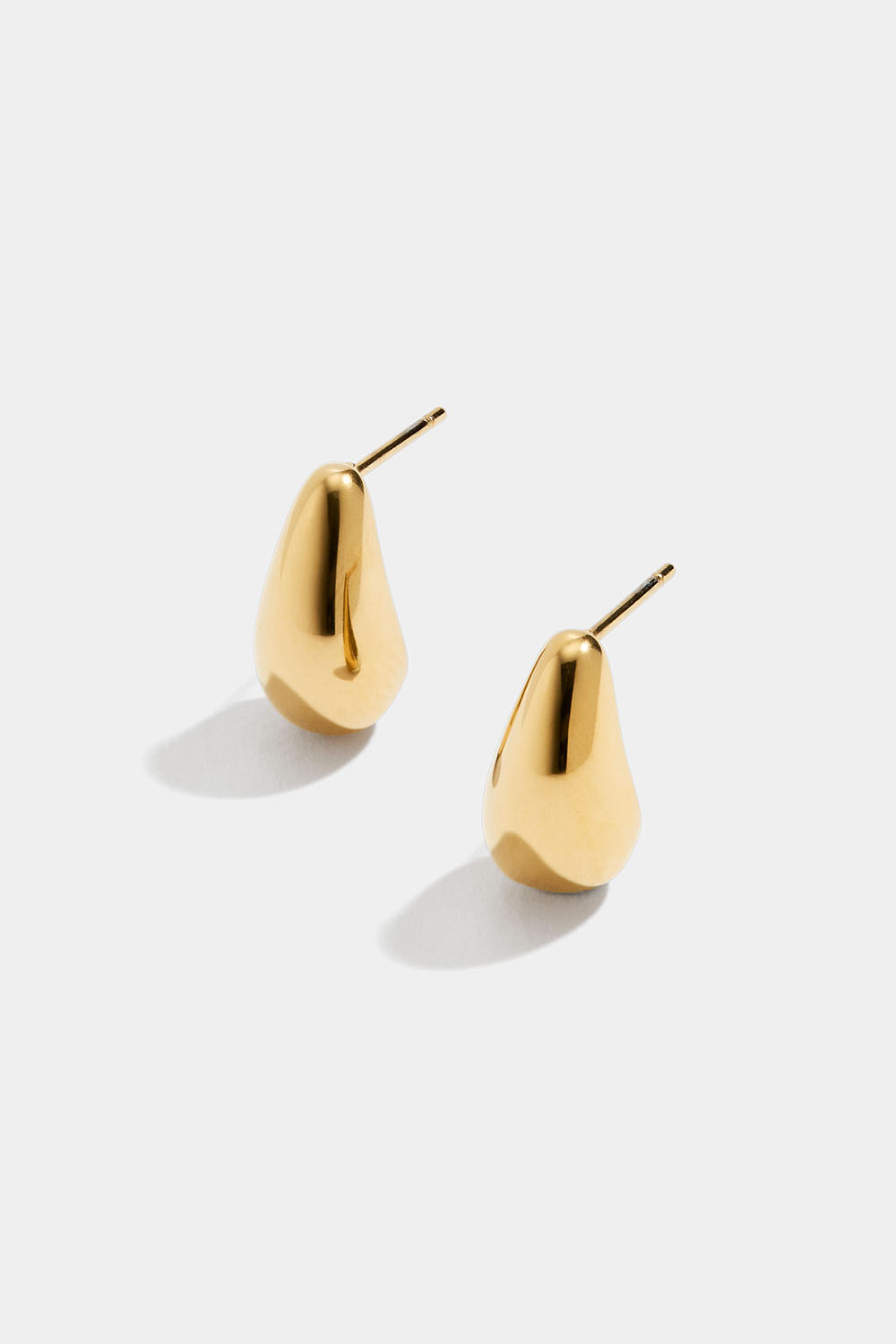 Små, dråpeformede øredobber i stål med 18 karat gull