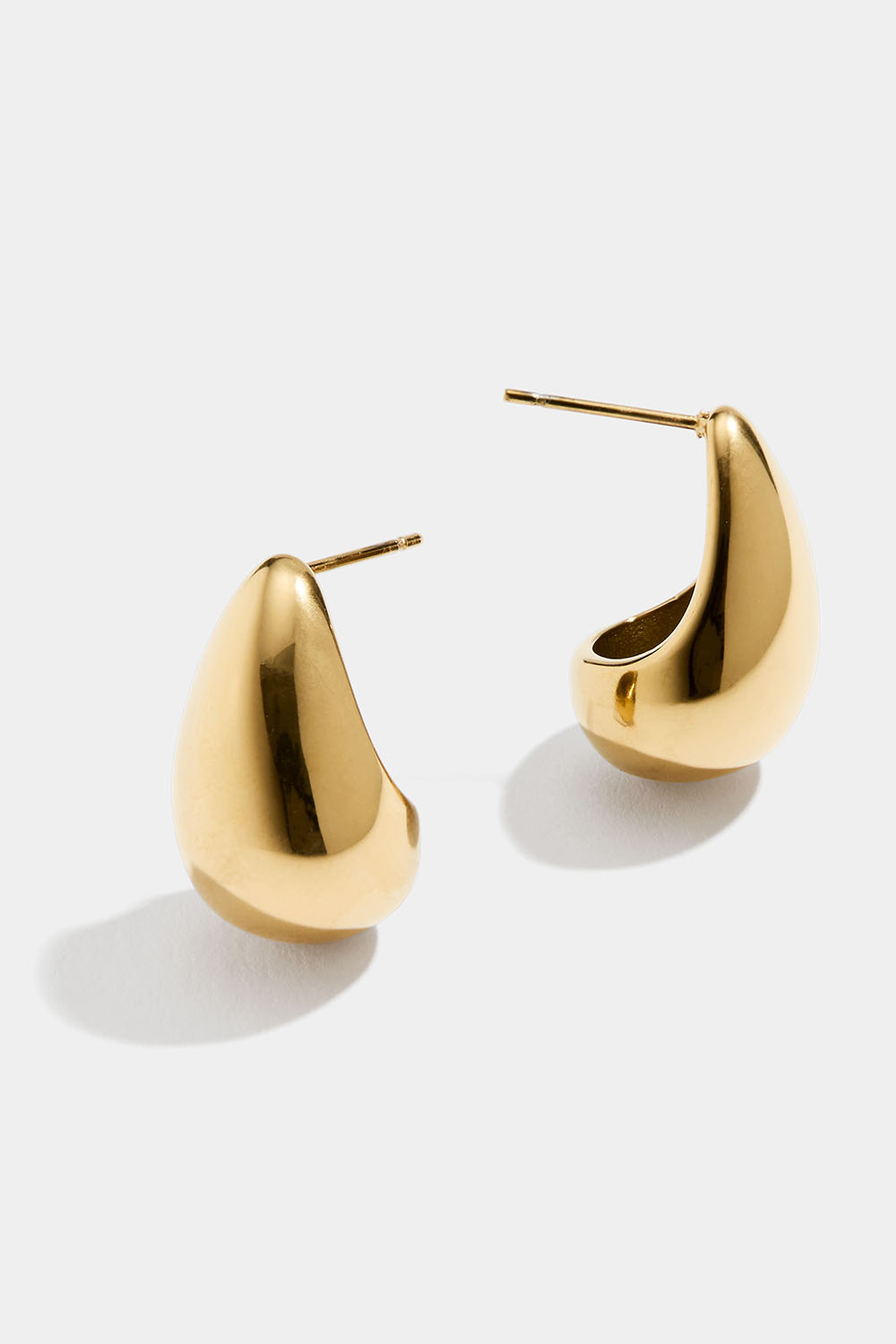 Større dråpeformede øredobber i stål med 18 karat gull