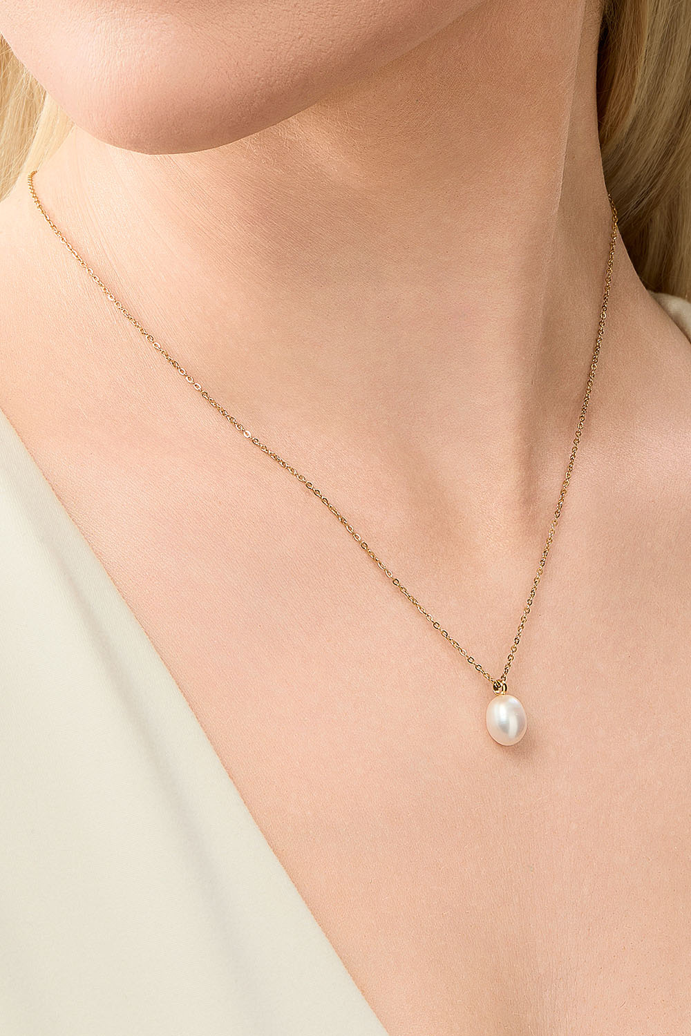 Tynt kjedehalskjede i stål med 18 karat gull og ferskvannsperle