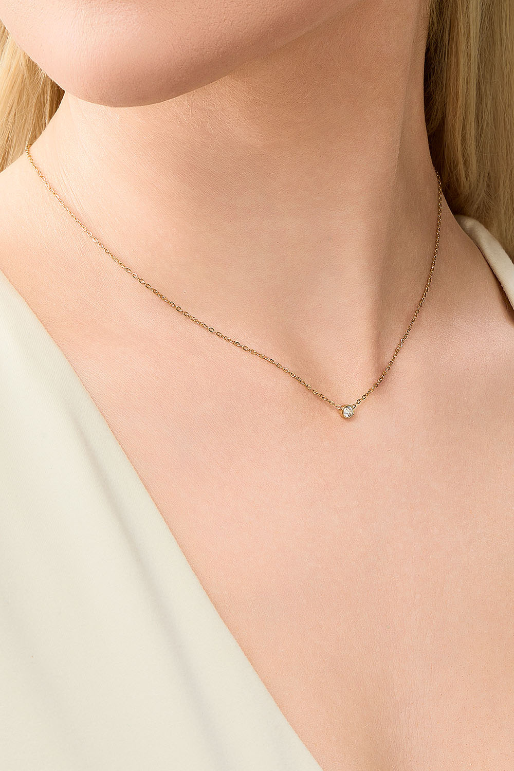 Tynt kjedehalskjede i stål med 18 karat gull og Cubic Zirconia