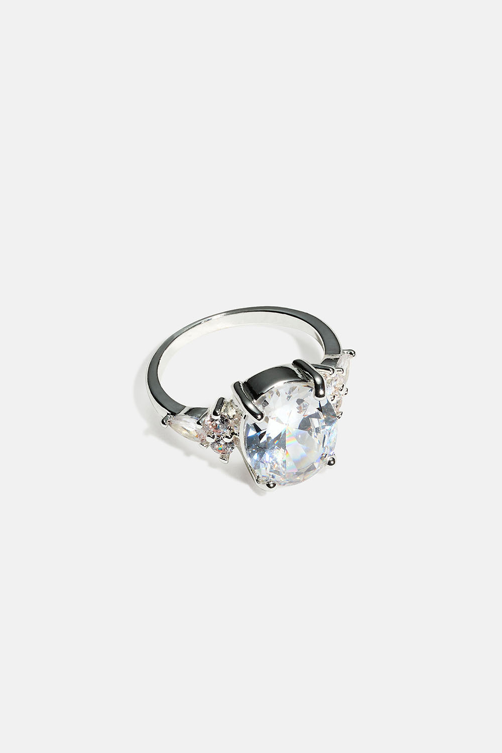 Ring med stor oval glasstein
