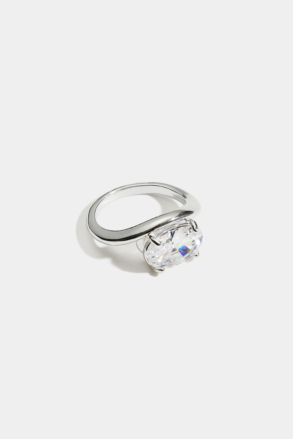 Ring i bølget design med oval glasstein