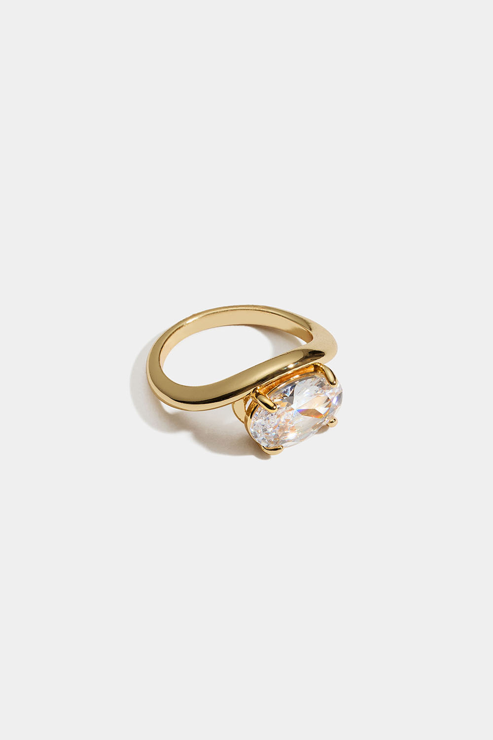 Gullfarget ring i bølget design med oval glasstein