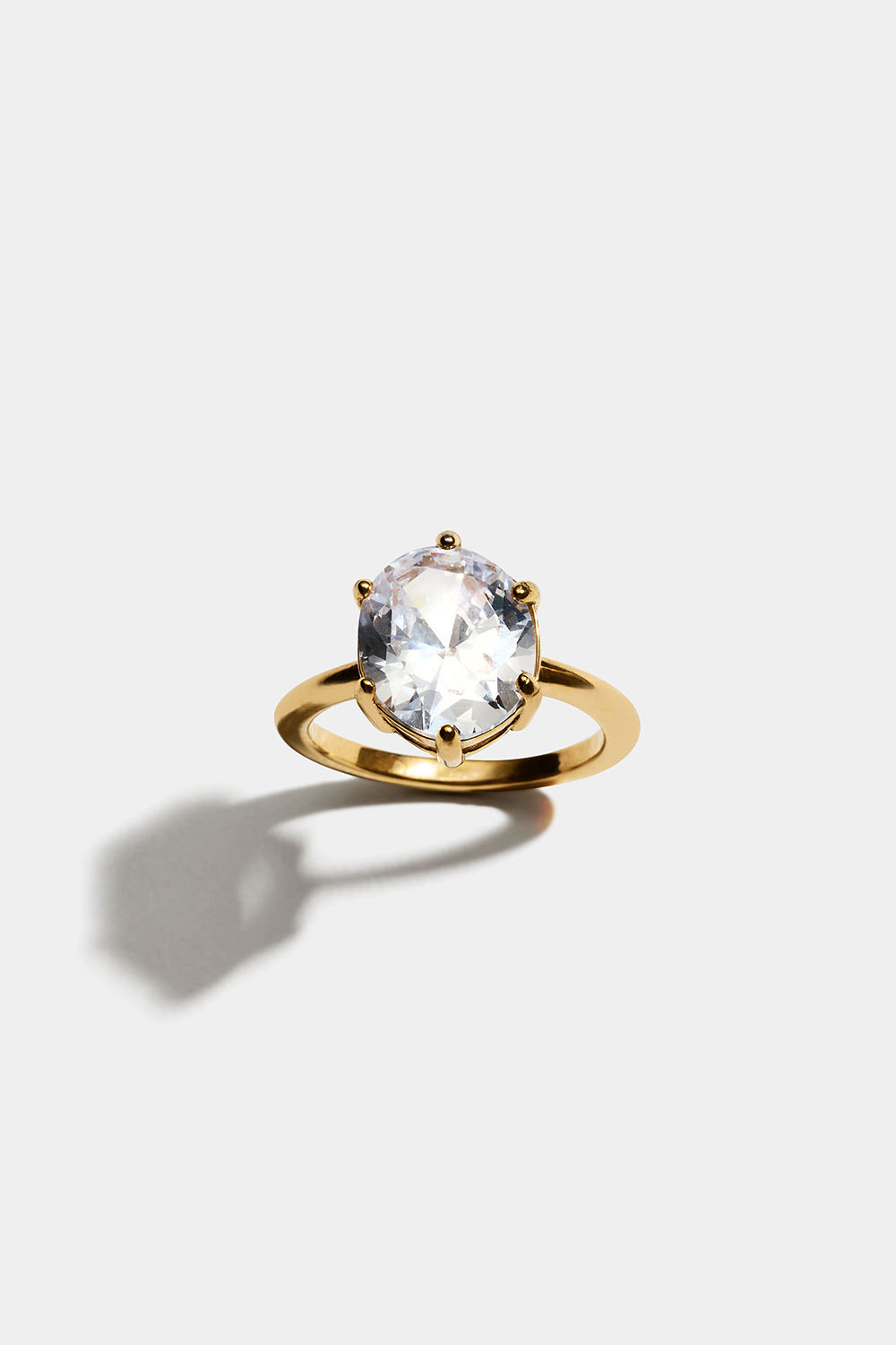 Ring i 18 k gullbelagt stål med stor oval Cubic Zirconia
